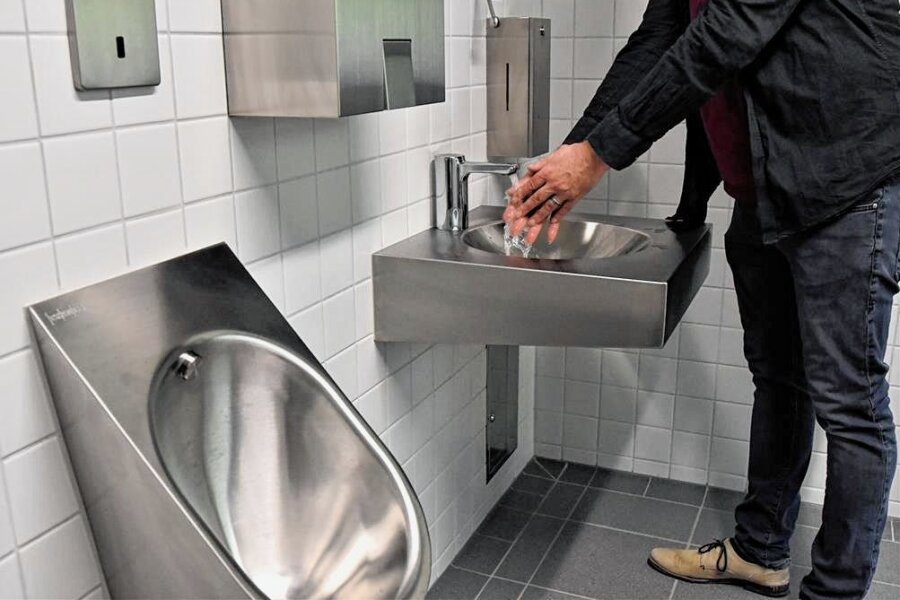 Reichenbach: Warum das neue Parkhaus-WC so teuer ist - Händewaschen in der neuen Parkhaus-Toilette, in der Edelstahl dominiert. 