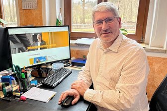 Reichenbach: Warum Stephan Hösl nun auf die Freien Wähler setzt - Landtagsabgeordneter Stephan Hösl in seinem Wahlkreisbüro in Reichenbach. Seinen Internetauftritt hat er schon auf die Freien Wähler umgestellt.