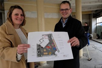 Reichenbach: Was passiert denn da im Kinderkaufhaus? - Wirtschaftsförderer Tobias Keller und Mitarbeiterin Miriam Hoffmann zeigen, wie das Erdgeschoss des einstigen Kinderkaufhauses mit Sitzecken zum Arbeiten, Austauschen und Relaxen nebst Teeküche und Kinderspielecke gestaltet werden soll. Spätestens ab 1. Mai soll Leben einziehen.
