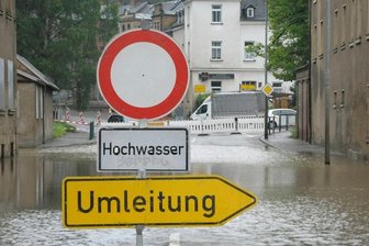 Reichenbach: Wasser am Kindergarten und im Amt - Ein Fall fürs Schlauchboot. Auf der B 173 in Mylau ging seit Freitag 5.30 Uhr nichts mehr. Der Verkehrsstrom wurde sofort über den nahen Karl-Marx-Ring umgeleitet.