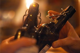 Reichenbach: Wenn Lärm und Alkohol am Plattenbau nerven - Mit einem Bier anzustoßen, gehört für viele zur Geselligkeit dazu. Nicht selten reagieren Nachbarn aber gereizt auf die Geräuschkulisse im Freien.