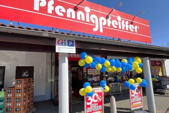 Reichenbach: Wie aus Pfennigpfeiffer Tedi wird - Die blauen und gelben Luftballons und eine Rabattaktion deuten schon auf Tedi hin.