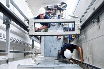 Reichenbach: Wie der Aufzugsbauer Orba-Lift durch die Krisen steuert - Das Orba-Montageteam mit René Gorlt (l.) und Jens Ruchholtz beim Errichten einer neuen Aufzugsanlage in Plauen.