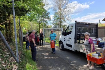 Reichenbach: Wie ein kleines Vorhängeschloss bei Wanderfreunden für mächtigen Ärger sorgt - Der Pritschenwagen passte am Freitagnachmittag für die Anlieferung nicht durch das nur halb geöffnete Tor.
