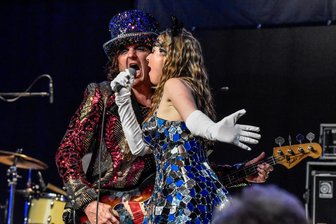 Reichenbach: Wie ein Rock-Theater den Bergkeller verzaubert - Franck Carducci und Mary Reynaud in Alices unheimlichem Traum im Rock-Theater-Wunderland.