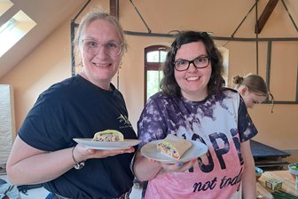 Reichenbach: Wie im Alten Reitstall das Thema Sucht angepackt wird - Bei einem Wrap im Gespräch: Erzieherin Doreen Reinhardt und Besucherin Jasmin Seidler.