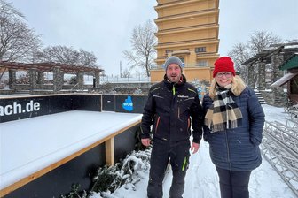 Reichenbach: Winterzauber am Wasserturm setzt auf Feuer und Eis - Eric Seifert von Krauß Event Zwickau und Woba-Chefin Daniela Raschpichler am Donnerstag vor Ort bei Absprachen für den Winterzauber am Wasserturm. Die Kunststoff-Eisbahn ist schon aufgebaut.