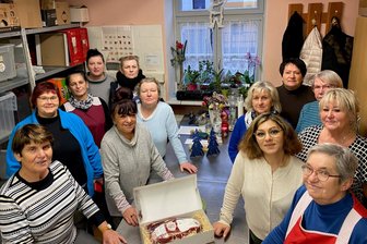Reichenbach: Zuschüsse an Vereine fließen spät und spärlich - Die Tafel Reichenbach gehört zu den bezuschussten Sozialvereinen. Das Team um Vereinschefin Petra Düntsch (links) sammelt und verteilt Lebensmittelspenden für Bedürftige.