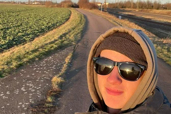 „Reichenbacher 232“: Gymnasiast macht Jagd auf Züge - Der Jäger allein und spät im Revier unterwegs. Clemens Meisel - hier im eisigen Sonnenuntergang an einer Bahnstrecke im sachsen-anhaltinischen Großkorbetha - gehört einer eher seltenen Spezies an. Der 18-Jährige ist Zugjäger, Spezialisierungsrichtung Güterzüge.