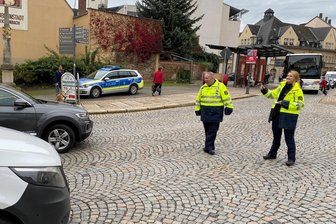 Reichenbacher Abi-Lauf: Polizei-Premiere verhindert Verkehrschaos - Polizei-Premiere zum Abi-Lauf auf der Postplatzkreuzung. Dort sorgten Sandra Skerswetat und Jonny Kasper für geordnete Abläufe. Wenn es der Rennverlauf zuließ, gab‘s grünes Licht. Die Zwickauer Straße allerdings war dicht.