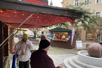 Reichenbacher Adventsmarkt - tägliches Bühnenprogramm und mehr - Der Adventsmarkt auf dem Reichenbacher Postplatz ist Dienstagnachmittag eröffnet worden.