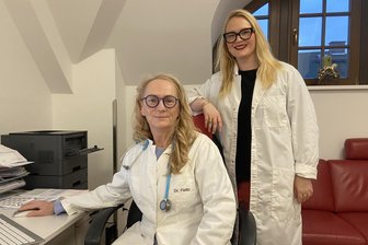 Reichenbacher Ärztin bekommt Verstärkung von der eigenen Tochter: „Ich finde es großartig“ - Die Ärztinnen Anke Fielitz (links) und ihre Tochter Lydia Fielitz (rechts) arbeiten in Reichenbach zusammen unter einem Dach.