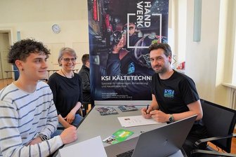 Reichenbacher Aktionstag zur Berufswahl findet Anklang - Maik Uebel (rechts) von der Firma KSI Kältetechnik berät Laurin Kosterletzky zum Beruf des Mechatronikers für Kältetechnik. Er war mit Mutter Susann zum Aktionstag gekommen.