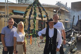 Reichenbacher App-Entwickler setzt auf neues Geschäftshaus aus Holz - Tim und Sandy Trinkies sowie André Schmelzer und Geschäftsführer Udo Pürzel von der Zimmerei Wolf Mylau beim Richtfest.