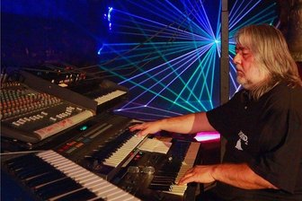 Reichenbacher Artrock-Festival steht vor dem zehnten Jubiläum - Die ostdeutsche Elektronik-Instrumental-Band Pond, im Bild Mastermind Wolfgang "Paule" Fuchs, bietet kosmische Klanglandschaften und rhythmischen Sequenzerbeats plus Video- und Lasershow.