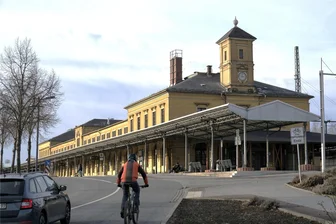 Reichenbacher Bahnhof kommt unter den Hammer - Das denkmalgeschützte ehemalige Bahnhofsgebäude am oberen Bahnhof in Reichenbach könnte Ende Februar nach über zehn Jahren einen neuen Eigentümer bekommen.