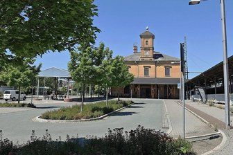 Reichenbacher Bahnhofsgebäude wird 145 Jahre alt - Das Empfangsgebäude des Bahnhofs Reichenbach wurde vor 145 Jahren eröffnet - als repräsentativer Bau mit Glockenturm und Uhr. Inzwischen hat der Zahn der Zeit sehr an dem Gebäude genagt.