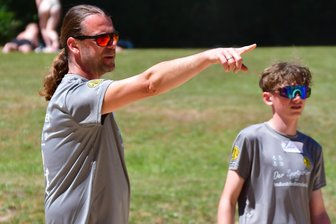 Reichenbacher Beachcamp: 36 Schüler lernen das Volleyballspielen von einem Bundesliga-Coach - Profi-Trainer Jan Pretscheck (links) von den L.E. Volleys gibt hier beim 6. Reichenbacher Beachcamp sportliche Anweisungen.