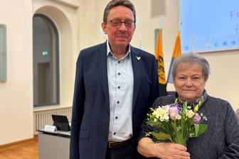 Reichenbacher Blumenstrauß geht nach Rotschau - Karin Schaarschmidt hat von OB Henry Ruß den Blumenstrauß des Monats erhalten.