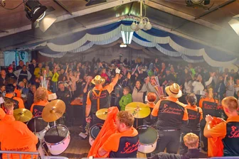 Reichenbacher Bürgerfest am Tag der deutschen Einheit: Ein Fest für die ganze Familie - Im Festzelt sorgten die Reichenbacher Schalmeien für Stimmung.