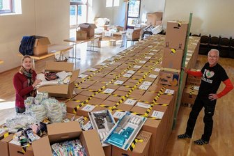 Reichenbacher Container-Projekt: Probestapeln für den Ernstfall - Sicher ist sicher. Elke Göbel und Thomas Hascher bauen schon mal den Container-Inhalt in den Container-Abmaßen auf.