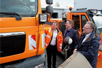 Reichenbacher Dienstleister für die nächsten Jahre gut gerüstet - RAD-Geschäftsführer Michael Gruner zeigte Stenau-Chef Georg Grüber und OB Raphael Kürzinger (von links) die Winterdiensttechnik.
