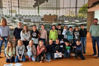 Reichenbacher Dittes-Grundschüler bringen Abgeordnete auf eine Idee - Klassenfoto im sächsischen Landtag. Die 4 b mit Elternvertreterin Sandra Andreas und Schulleiterin Juana Martin (hinten von links) sowie Elternsprecher Markus Popp. 