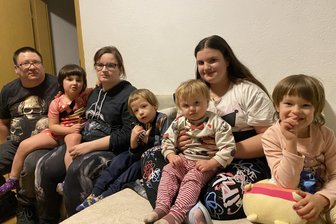 Reichenbacher Familie mit sechs Kindern steht ohne Auto da: „Wir verschieben einen Arzttermin nach dem anderen“ - Familie Barthel in der Sandmann-Zeit vereint vor dem Fernseher. Einzig Alisa fehlt. Die Neunjährige mag es überhaupt nicht, in eine Kamera zu schauen.