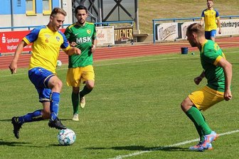 Reichenbacher FC: "Es wird uns keiner verlassen" - Sein erstes Saisontor blieb nur Ergebniskosmetik: Reichenbachs Fabian Papkalla (am Ball) gelang gegen Germania Chemnitz in der Nachspielzeit nur noch der Anschlusstreffer zum 2:3.