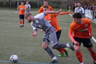 Reichenbacher FC: Probleme werden immer größer - Reichenbachs Schütze zum 1:1-Ausgleich, Ben-Daniel Schewski, tankt sich hier durch zwei Dresdener hindurch. Am Ende unterlagen die Vogtländer Borea aber mit 1:3.