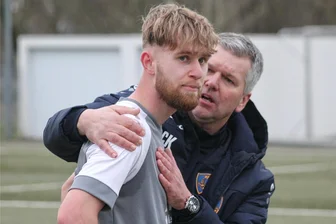 Reichenbacher FC: Schewski stürzt den Spitzenreiter - RFC-Trainer Carlo Kästner (rechts) und sein „Mann des Tages“ Ben-Daniel Schewski.