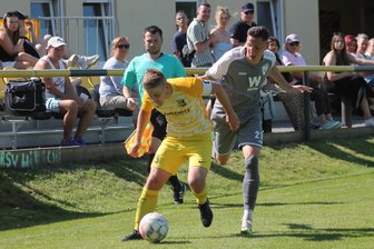 Reichenbacher FC startet in der Fußball-Landesliga beim amtierenden Meister - Reichenbachs Yannick Diegel (rechts) im Zweikampf.