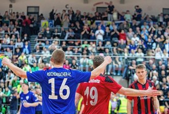 Reichenbacher FC triumphiert - Kurz nach dem Abpfiff des Endspiels: Während die Reichenbacher die Arme zum Jubeln in die Höhe strecken, suchen die knapp geschlagenen Jößnitzer nach einer starken Turnierleistung Trost.