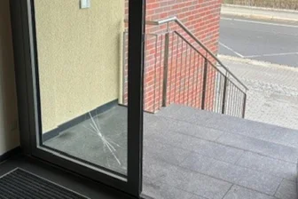 Reichenbacher Feuerwehr muss am Neujahrstag fünfmal ausrücken - Gesplitterte Scheibe am Eingang der Zentralen Feuerwache Reichenbach in der Schlachthofstraße.