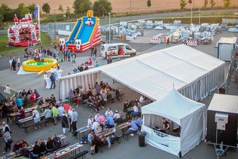Reichenbacher Firma Thermofin feiert 20-jähriges Bestehen mit großem Sommerfest - Das Sommerfest am Firmengelände bei Sonnenuntergang.