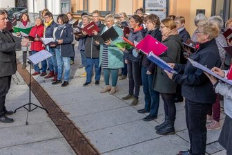 Reichenbacher Frauenchor probt im Freien für Weihnachten -