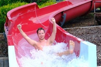 Reichenbacher Freibad in Saison gestartet - Louis Kehl sauste am Samstag im Reichenbacher Freibad mit Schwung in die Saison. Er war einer der ersten Badegäste am Vormittag.
