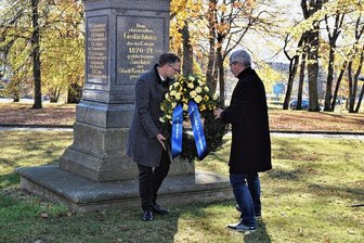 Reichenbacher Gedenken zum Volkstrauertag: Raus aus der Routine - OB Raphael Kürzinger (links) und Stephan Hösl legten am Denkmal vorm Hauptfriedhof am Volkstrauertag einen Kranz nieder.