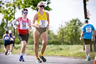 Reichenbacher Geherin Kylie Garreis muss Rückschlag hinnehmen - Hier lag Kylie Garreis (r.) noch vor Lena Sonntag, am Ende musste sich die Reichenbacherin ihrer ehemaligen Trainingskollegin geschlagen geben.