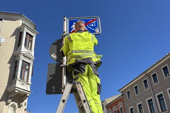 Reichenbacher Geschäftsstraße: Verkehr fließt jetzt komplett gedreht - Bauhofmitarbeiter Nico Gruber beim Abbau der alten Beschilderung.