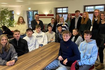 Reichenbacher Goethe-Gymnasium deutschlandweit spitze - Top-Noten auch für Eltern - Schulleiter Christian Reinsch (hinten, zweiter von links) mit den Elftklässlern, die er im Testjahr 2022 als Neuntklässler im Deutsch-Unterricht hatte. Die Schüler stehen stellvertretend für das vergleichsweise hohe Niveau am Reichenbacher Goethe-Gymnasium.