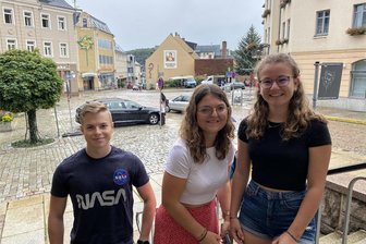 Reichenbacher Gymnasiasten sorgen für Ausnahmezustand - Führen beim Reichenbacher Abi-Lauf Regie: Michael Burggraf, Hanna Schaller und Marielle Weck (von links).