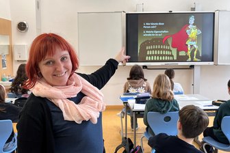 Reichenbacher Gymnasium: Letzte Kreidetafeln sind Geschichte - Susann Polster im Klassenzimmer mit einem der neun neuen interaktiven Großbildschirme in der Friedensschule.