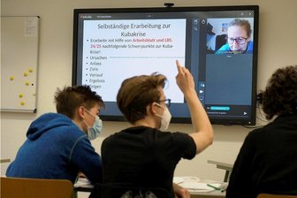 Reichenbacher Gymnasium rüstet sich für nächstes Homeschooling - Unterricht, obwohl die Lehrerin nur zugeschaltet ist: Am Reichenbacher Goethe-Gymnasium geht so etwas. In Coronazeiten kann dies in den nächsten Wochen noch öfters nötig werden.