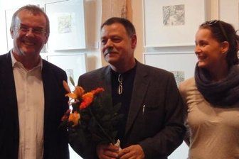 Reichenbacher Hochschullehrer Hartmut Hornung feiert 60. Geburtstag - Alles Gute zum 60.: Architektur-Dozent Hartmut Hornung (zweiter von links) feierte am Sonntag auch im Beisein ehemaliger Reichenbacher Studenten ganz groß. In der Laudatio ging Dekan Rainer Hertting-Thomasius auch auf die Vorwochen-Installation im Reichenbacher Kreisverkehr ein.