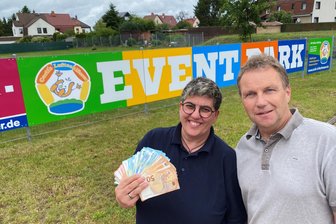 Reichenbacher Hüpfburgen-Knaller: Vier Tage kostenlos toben - inclusive Eis und Co - 3500 Euro für vier kostenlose Tage im Hüpfburgenland an der Zwickauer Straße in Reichenbach. Darauf freuen sich auch Flohmarkt-Organisatorin Anja Gürtler und Sven Rosenbaum vom Eventpark.
