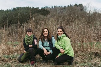 Reichenbacher Hundewanderung: Auf Rekordjagd für den Gnadenhof Ellefeld - Drei Frauen, ein Ziel. Zur nächsten, in Mühlwand startenden Hundewanderung „Trails for Paws“ laden Hundetrainerin Isabelle Koschek, Fotografin Anja Eilenberg und Freiluftaktivistin Jasmin Gruhle (von links) ein.