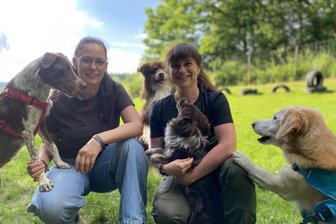 Reichenbacher Hundewanderung: „Hier triffst du Menschen, die du nur hier triffst“ - Hundetrainerin Isabelle Koschek (rechts) und Heike Thomas sind „Trails for Paws“.