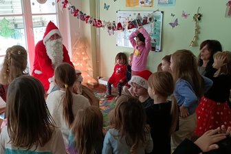Reichenbacher Kita baut auf Holz - ein klarer Fall für den Weihnachtsmann - In gespannter Erwartung in der Kita Sperlingsberg: Was zaubert der Weihnachtsmann da gleich hervor?
