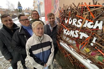 Reichenbacher Kunstautomat übersteht Silvesternacht: „Scheint so, als hätte die Stadt was dafür übrig“ - Regionale Kunst, statt Zigaretten - der Kunstautomat am Neuberinhaus ist ein Hingucker.